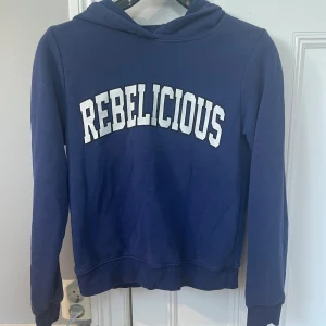 Blå hoodie - Använd fåtal gånger och bra skick!💕