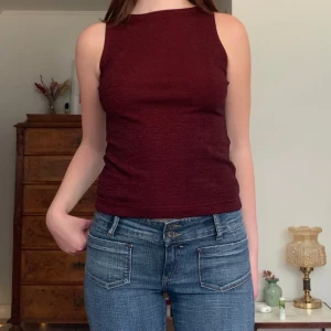 Vintage linne - Röd/svart linne med hög hals och båtringning, vintage Vero Moda! 🤎