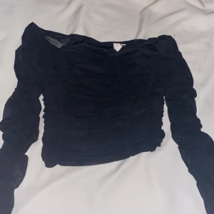 Super snygg festtop från Nelly! - Jätte snygg festtop från Nelly i storlek XS! Väldigt ostrechigt material och liten i storlek (midjemått på sista bilden)!☺️ Aldrig använd🌸