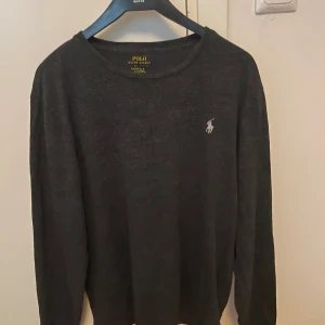 Ralph lauren tröja - Detta är en Ralph lauren tröja i svart som är väldigt snygg! Den har blivit för liten och vill bara bli av med den därför säljer jag den.
