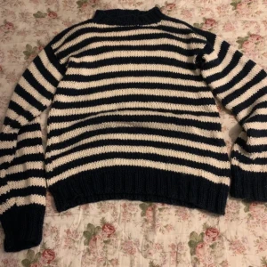 Stickad tröja  - Jättefin stickad tröja. Fint skick. Osäker på storlek, men skulle gissa på L.