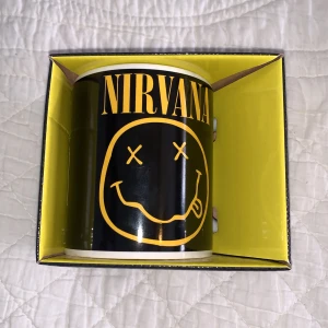 Nirvana-Mugg - Oanvänd. Endast öppnad i samband med bildtagning för att säkerställa att den var hel🖤🤘  Går att ha i mikrovågsugn/diskmaskin 