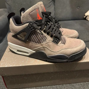 Jordan 4 Taupe haze - Stl 45 Bra skick, sällan använda Nypris 7000 kr