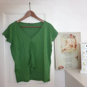 Grön topp Me&I strl XS - Strl XS Topp från Me&I. Ytludd och ljusare än ny, ffa längs sömmar. 100% tencel.