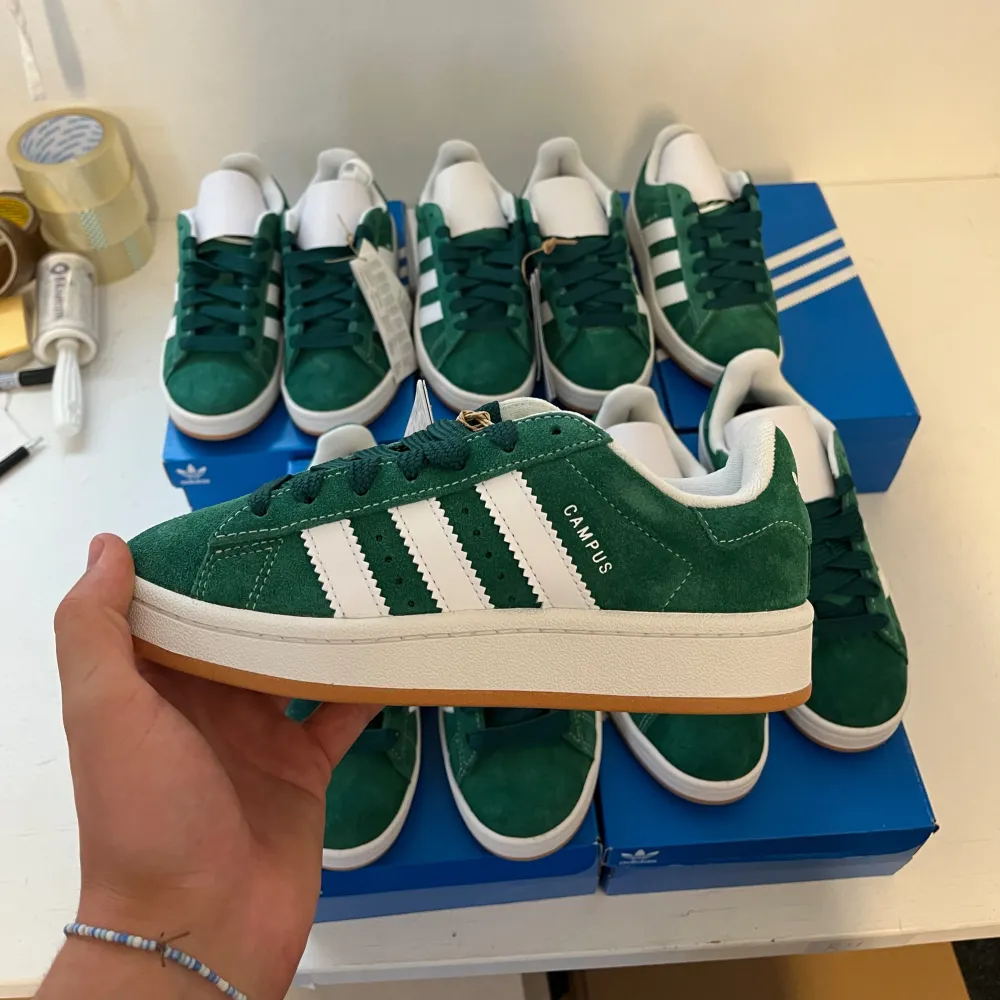 Adidas Campus 00s ”Dark Green” Storlek: 36 2/3 Skick: Helt nya i box Pris: 1500:-. Skor.