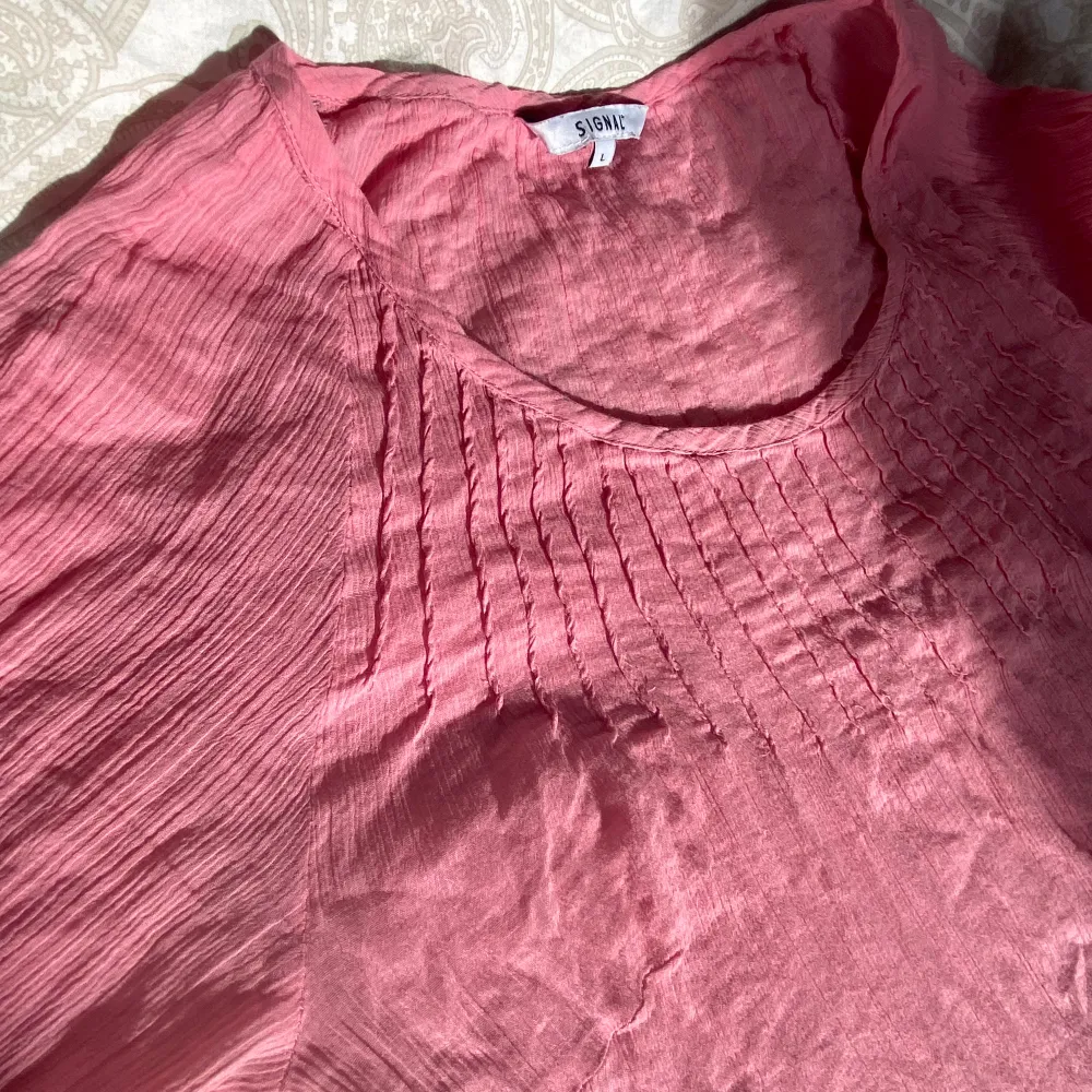 En jättesöt rosa sommarblus!💕🫶Jag köpte den secondhand 🥰 den är i str L men jag har kunnat använda den ändå (jag brukar ha S) den har tyvärr inte kommit till användning… 💕. Blusar.