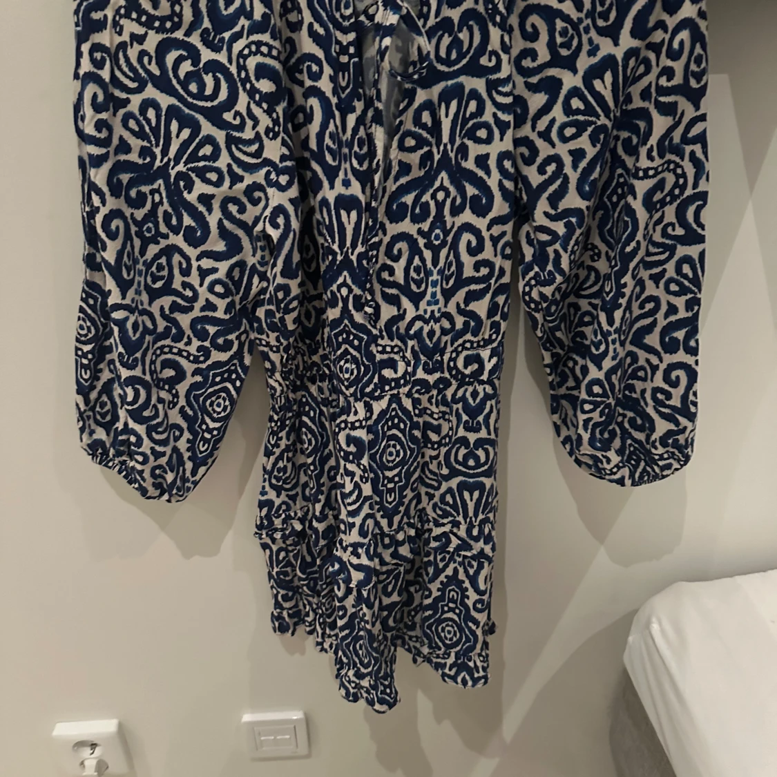 Blå o vit mönstrad klänning från Zara