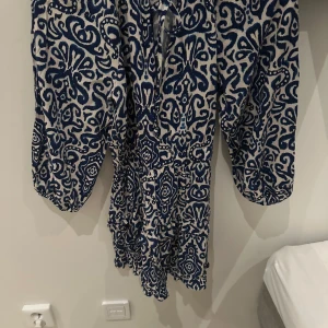 Blå o vit mönstrad klänning från Zara - Klänning från Zara som köptes förra sommaren. Knappast använd pga för liten