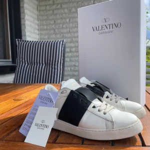 Valentino open skor  - Säljer nu mina supersnygga Valentino open skor då jag har växt ur dom. Mycket bra skick och självklart äkta! Box, tags och dustbag följer med i köpet. Skriv privat för fler/bättre bilder.