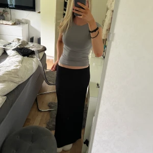 Svart långkjol från Gina💕 -  Jättefin långkjol från Gina! Är i ett lite glansigare material och köptes för 499💕Resår i midjan och är inte jobbig att gå i som vissa andra tajta kjolar kan vara;)