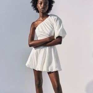 Vit hm klänning - Funderar på att sälja denna populära klänningen från hm som är helt slutsåld då jag har så många vit klänning nu och inte riktigt får användning av alla. Oanvänd med prislapp kvar💞