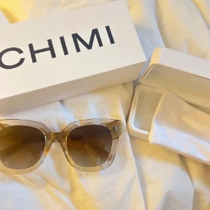 Chimi #008 - Chimis i färgen ecru i nästintill oanvänt skick, köp gärna eller hör av dig om du vill byta mot ett par likadana fast i svart 🫶🏼allt i bilden tillkommer 