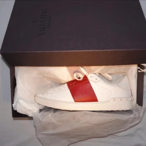 Valentino skor - Säljer mina skor från valentino, jag har inte använt skorna mycket och skulle uppskatta dem till 9/10 kond. Storleken är 43 och box ingår även. Kan mötas upp eller skicka!