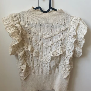 Zara Topp - Jättefin topp med volang från Zara. 