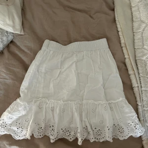 Vit sommarkjol  - Vit söt sommarkjol, säljer då den inte kommer till användning. Köpte den second hand och vet ej märke men inga tecken på användning