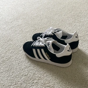 Adidas Gazelle - Säljer dessa skor i nästintill nyskick, knappt använda. Storlek 36 2/3.  Material mocka och skin 