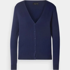 Blå kofta - Använd endast 1 gång. Jätte fint skick då den är som helt ny. Kan användas som en skön sommar kofta eller en vanlig tröja.