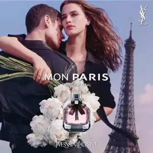 En feminin doft inspirerad av Paris, kärlekens stad. Röda bär och päron utstrålar omedelbart sensualitet och femininitet. Den exotiska vita daturan, doftens själ, gestaltar lust och förför sinnena. Slutligen balanseras denna moderna och djärva blommi