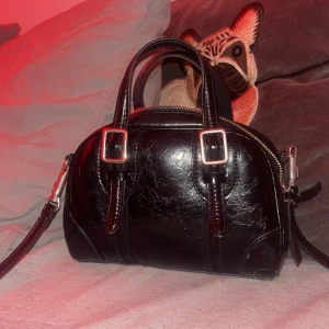 Säljer min zara väska - Hej ja säljer min super fina zara väska. Den har axelband som man kan sjustera och även ta bort den har inga synliga skador och den kostade cirka 550kr 