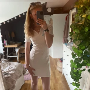Fin vit klänning med krage - Fin ribbad, vit klänning med krage, använd fåtal gånger 💕 Pris går att diskuteras vid snabb affär 💸