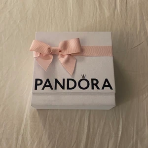 Pandora Ring - ”Glittrande Hjärta Solitärring” kallas denna ring på pandora. Nypris: 799kr. Jag säljer ringen för 400kr. Om det finns frågor, skriv till mig!