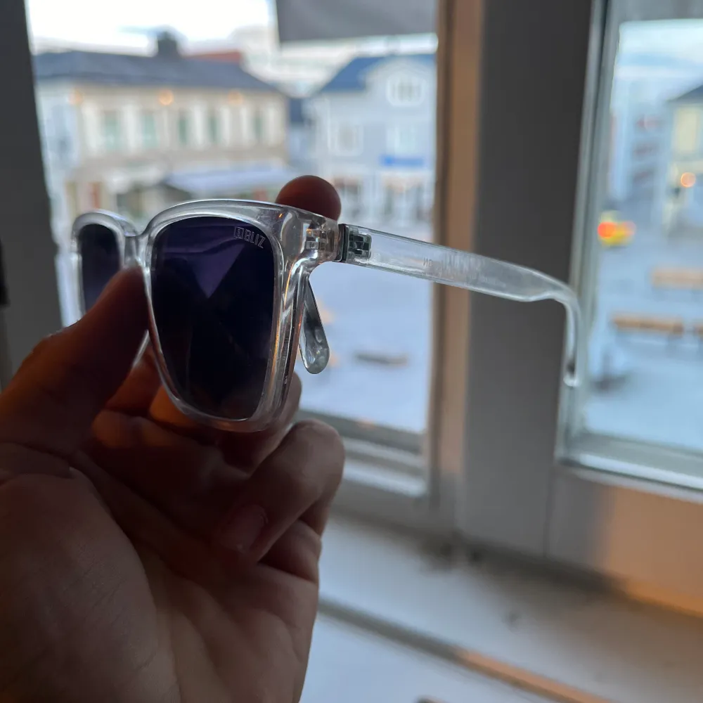 Säljer mina bliz glasögon eftersom jag köpt ett par nya som jag personligen tycker är snyggare. Nypris:800kr har andvänds ugf 1 månad, finns i DM om frågor🤝. Accessoarer.