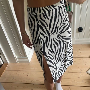 Djurmönstrad kjol - Jättefin långkjol från pimkie med zebramönster och slitt. Storlek XS. 