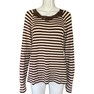 Långärmad  - En långärmad tröja i bra skick från Tuzzi, storlek syns på sista bilden. Finns en minifläck på framsidan. Dockan använder storlek XS. MÅTT: Armhåla till armhåla 50cm & längd (armhåla och ner) 45cm 