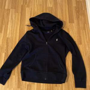 9/10 skick. Nypris 2200kr. En väldigt fin Polo Ralph Lauren Zip Hoodie. Storlek M. Skriv privat om du har några frågor! Endast seriösa köpare.