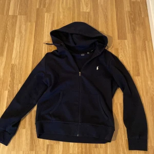 Polo Ralph Lauren Zip Hoodie - 9/10 skick. Nypris 2200kr. En väldigt fin Polo Ralph Lauren Zip Hoodie. Storlek M. Skriv privat om du har några frågor! Endast seriösa köpare.