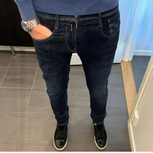 Replay anbass jeans  - Assnygga jeans från replay i modellen anbass hyperflex. St 30/32. Köpte här på Plick men var för små, första bilden är därför lånad. Nypris 1500kr. Pris kan gå ner vid snabb affär 😁