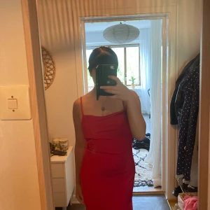 Röd silkesdröm - Säljer min röda klänning som jag skulle haft på balen för två år sedan, men fick corona så har inte haft på mig den sen jag prövade den första gången:(