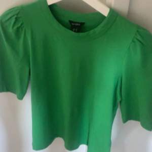 Det är en fin grön tröja med lite puff armar, tröjan kommer ifrån Lindex och har aldrig andvänds💞pris lappen sitter till och med kvar, tröjan är i storlek xs💞nypris är 249kr men säljer den för 100kr💕