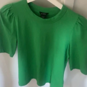Fin grön tröja💞 - Det är en fin grön tröja med lite puff armar, tröjan kommer ifrån Lindex och har aldrig andvänds💞pris lappen sitter till och med kvar, tröjan är i storlek xs💞nypris är 249kr men säljer den för 100kr💕
