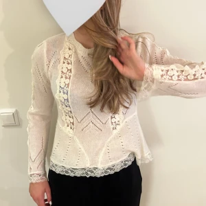 Spetströja - Verkligen såå fin tröja från zara som tyvärr är lite kort i ärmarna för mig, och missade returen🥲den är bara använd en gång, priset kan förhandlas vid snabb affär❣️ Nypris var 600 och den säljs inte längre❤️