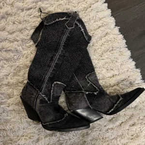 Stövlar - Säljer mina ascoola cowboy boots med rhinstones, i storlek 37 från zara !! Nypris runt 800kr🤍använd 1 gång bara 