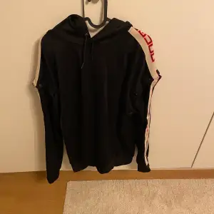 Svart Gucci hoodie, Väldigt bra skick då den knappt är använd.