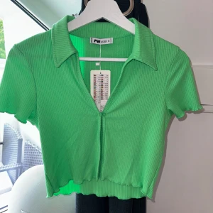 Topp  - Denna topp är köpt från New yourker och är i storlek S. Aldrig använt då den är lite för liten på mig. Pris + frakt 