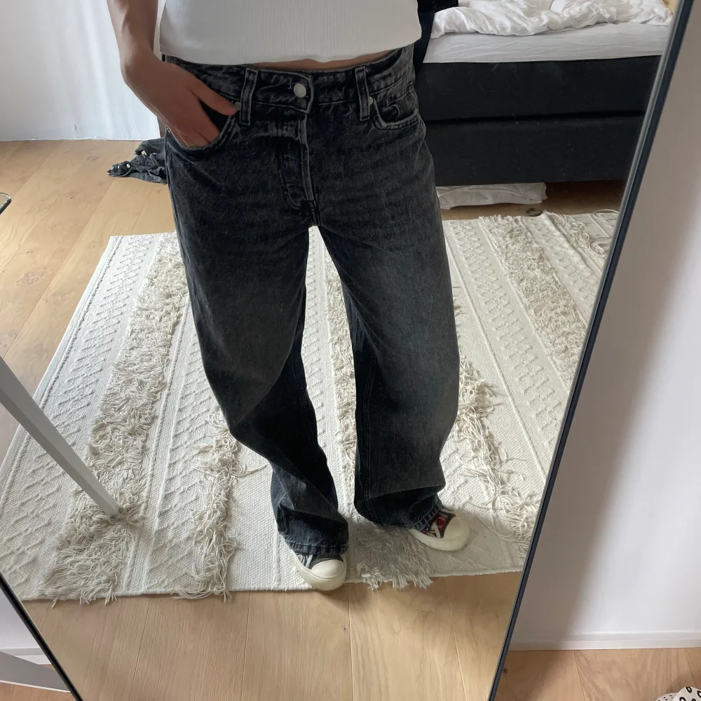 Så sjukt najs low waist jeans från hm i storlek 36, aldrig använda.. Jeans & Byxor.