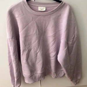 Pastell lila college tröja  - Fint skick utom en liten fläck som syns på bild 1. Storlek M 💜 