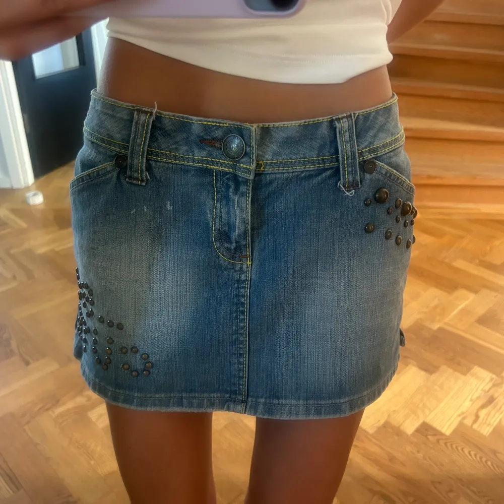 Säljer denna sjukt söta jeans kjol som är helt otroligt söt wow🥰🥰🥰🥰💐💐💐. Kjolar.