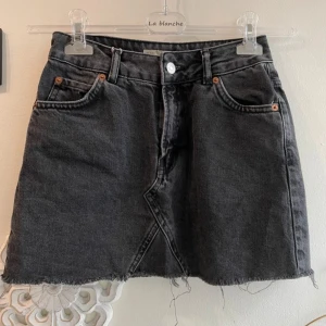 Svart jeanskjol - Perfekt svart jeanskjol från Topshop i storlek S!!🙌🏼