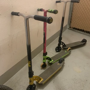 Sparkcykel  - Säljer mina gamla sparkcyklar kom med bud 