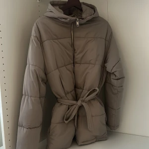 Jacka från Nelly stl 36 - Köpte denna jackan för 700kr. Har använts en gång då den inte passar mig. 