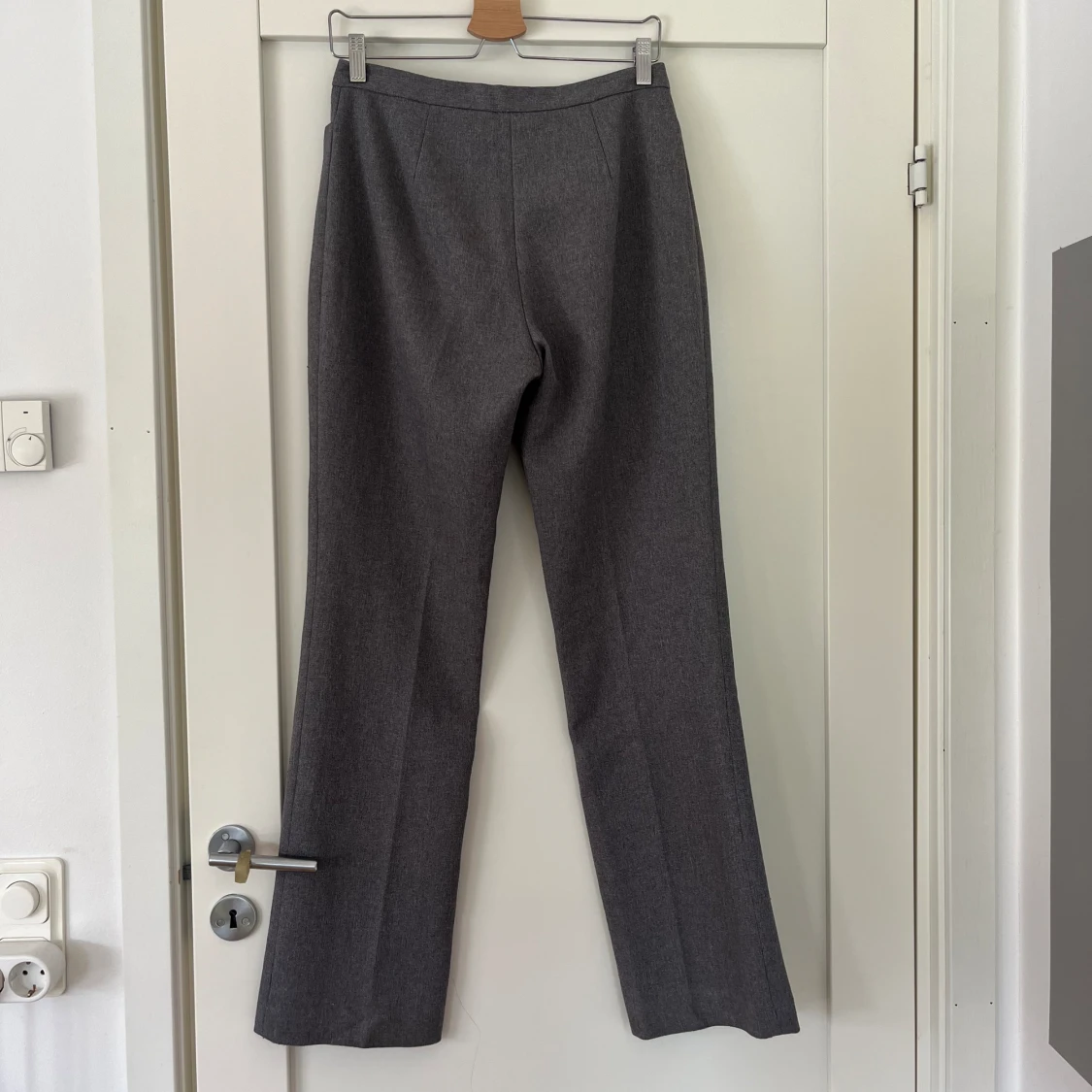 Gråa kostymbyxor  - 90