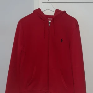 Ralph lauren kofta - Bra skick, bara att bägge snören har gått i sönder i tvätten, därmed avklippta en liten bit.