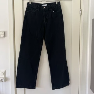 Zara jeans  - Säljer dessa svarta jeansen från Zara då dem är för stora för mig! Modellen säljs inte längre, men har för mig att det är låg midja! Midjemått: 41 cm. Innerbenslängd: 78cm. 🌷