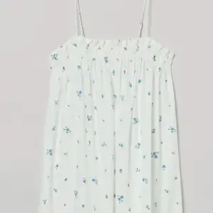 Säljer en blommig klänning ifrån H&M typ helt ny då den är för kort på mig!