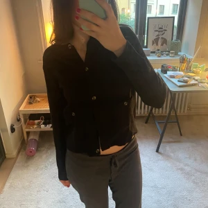 Svart kofta - Säljer min svarta kofta från zara. Fickor på sidorna av koftan. Bra skick. Skriv gärna vid frågor 💘