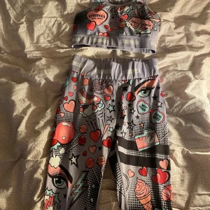 Stronger set - Säljer detta tränings set för att det är för litet på mig. Det är i bra skisk för att ha varit använt så många gånger. Nypris på detta är cirka 1 000 kr men jag säljer det för 350 kr.